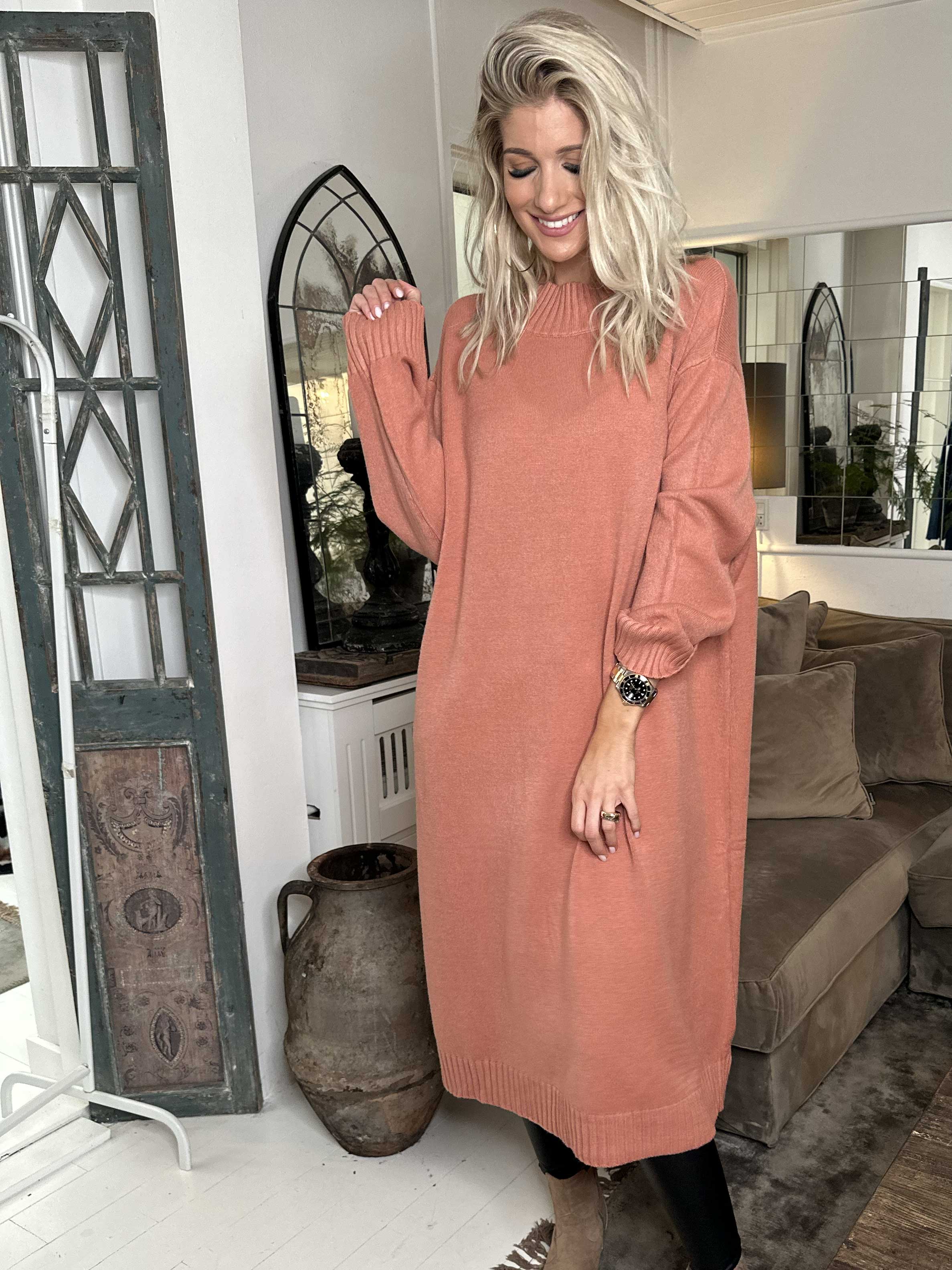 Katia - Snygg mjuk stickad klänning